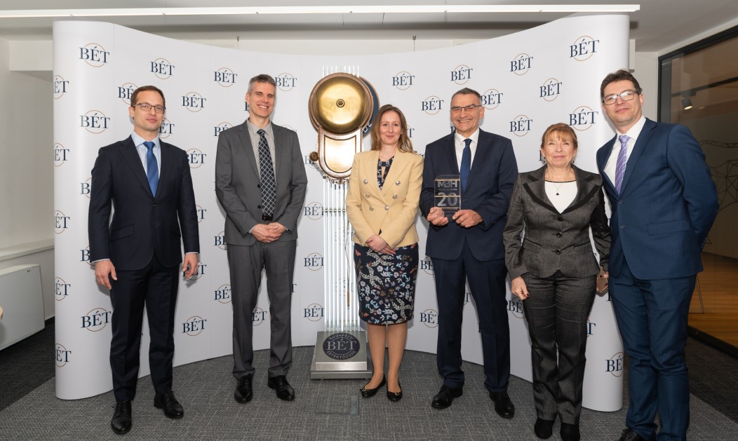 20 éve a tőzsdén - MBH Jelzálogbank díjátadó csoportkép 20 éve a tőzsdén - MBH Jelzálogbank díjátadó csoportkép